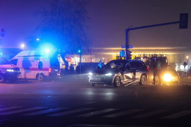 	Fnf Verletzte bei Kreuzungscrash zweier Autos auf Wiener Strae in Wels-Schafwiesen