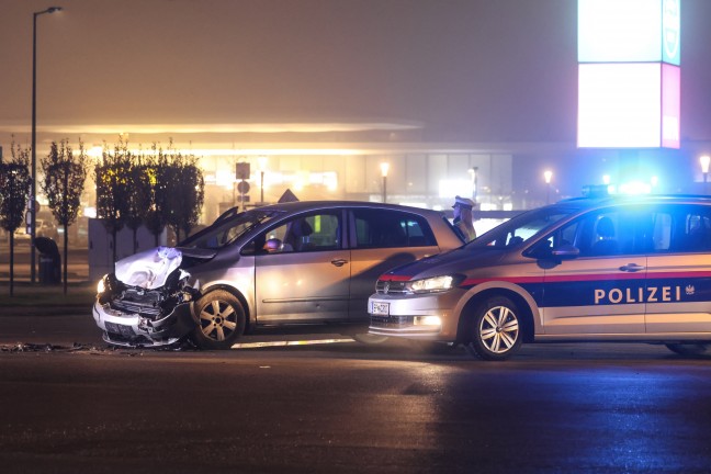 	Fnf Verletzte bei Kreuzungscrash zweier Autos auf Wiener Strae in Wels-Schafwiesen