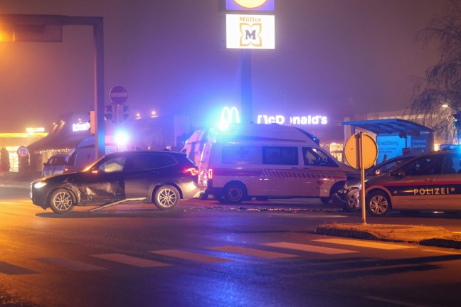 	Fnf Verletzte bei Kreuzungscrash zweier Autos auf Wiener Strae in Wels-Schafwiesen