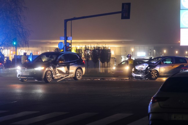 	Fnf Verletzte bei Kreuzungscrash zweier Autos auf Wiener Strae in Wels-Schafwiesen