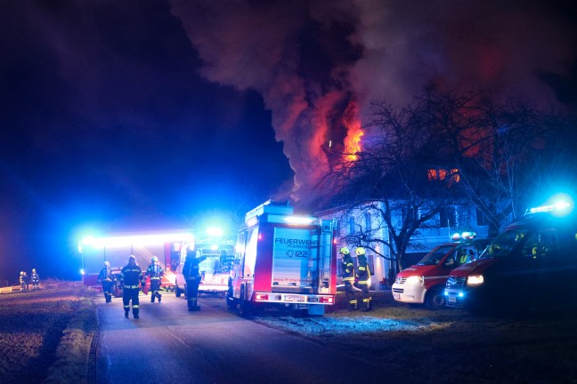 	Groeinsatz: Elf Feuerwehren bei Grobrand auf Bauernhof in Wartberg an der Krems im Einsatz