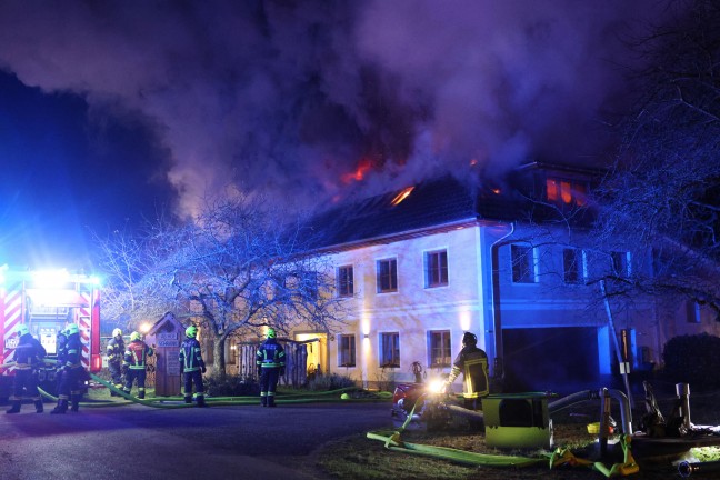 	Groeinsatz: Elf Feuerwehren bei Grobrand auf Bauernhof in Wartberg an der Krems im Einsatz