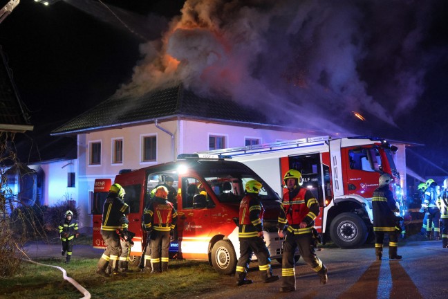 	Groeinsatz: Elf Feuerwehren bei Grobrand auf Bauernhof in Wartberg an der Krems im Einsatz