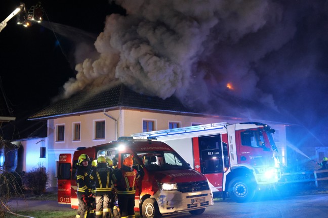 	Groeinsatz: Elf Feuerwehren bei Grobrand auf Bauernhof in Wartberg an der Krems im Einsatz