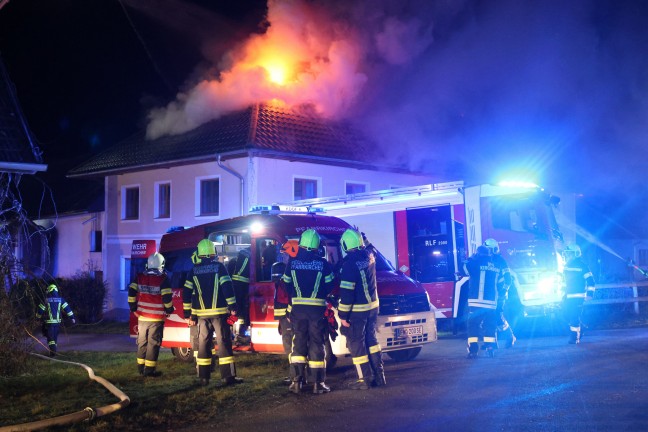 	Groeinsatz: Elf Feuerwehren bei Grobrand auf Bauernhof in Wartberg an der Krems im Einsatz