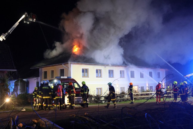 	Groeinsatz: Elf Feuerwehren bei Grobrand auf Bauernhof in Wartberg an der Krems im Einsatz