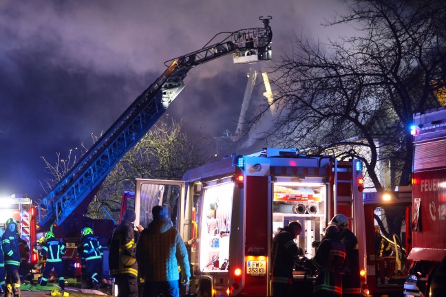 	Groeinsatz: Elf Feuerwehren bei Grobrand auf Bauernhof in Wartberg an der Krems im Einsatz