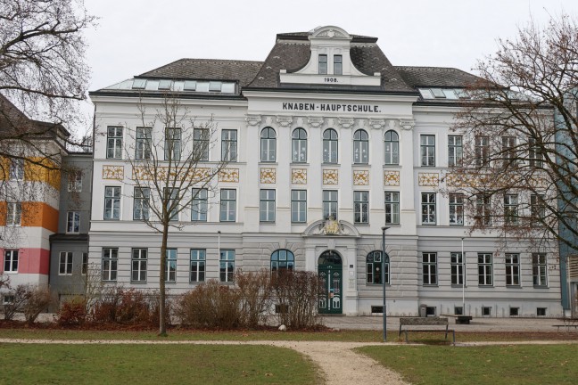 	Mumifizierte Kinderleiche im Keller einer Schule in Vcklabruck entdeckt