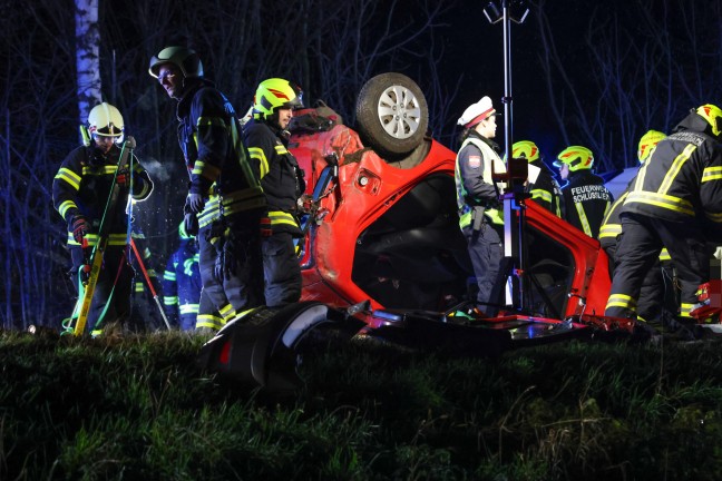 	Schwerverletzter bei Verkehrsunfall mit Autoberschlag auf Innviertler Strae in Schllberg