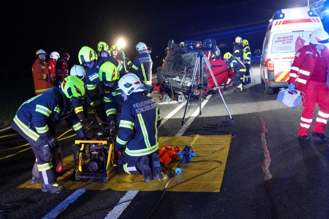 	Schwerverletzter bei Verkehrsunfall mit Autoberschlag auf Innviertler Strae in Schllberg