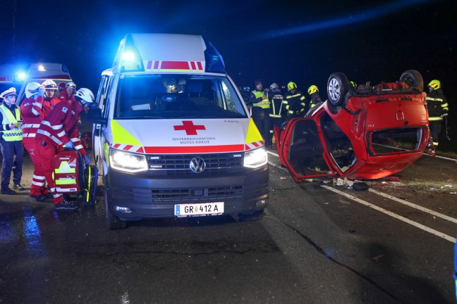 	Schwerverletzter bei Verkehrsunfall mit Autoberschlag auf Innviertler Strae in Schllberg