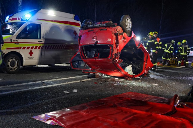 	Schwerverletzter bei Verkehrsunfall mit Autoberschlag auf Innviertler Strae in Schllberg