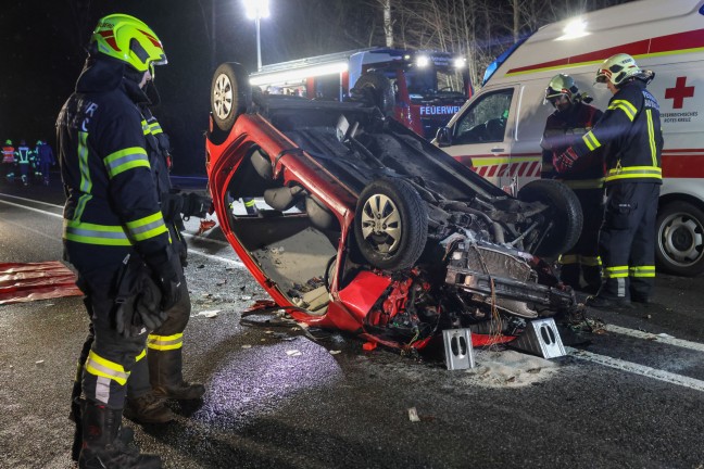 	Schwerverletzter bei Verkehrsunfall mit Autoberschlag auf Innviertler Strae in Schllberg