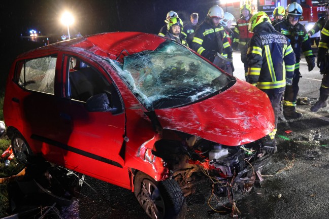 	Schwerverletzter bei Verkehrsunfall mit Autoberschlag auf Innviertler Strae in Schllberg