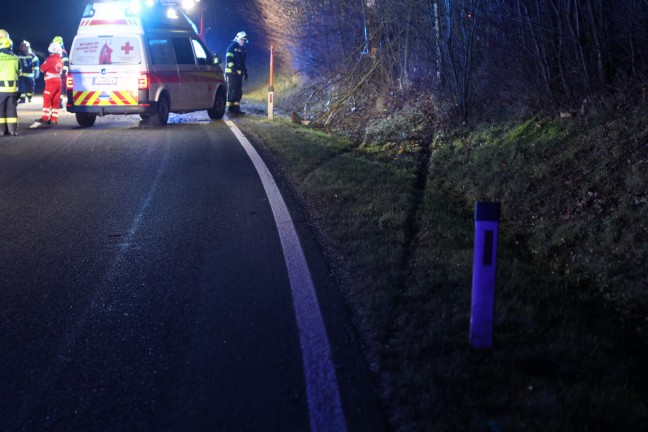 	Schwerverletzter bei Verkehrsunfall mit Autoberschlag auf Innviertler Strae in Schllberg