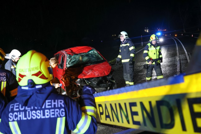 	Schwerverletzter bei Verkehrsunfall mit Autoberschlag auf Innviertler Strae in Schllberg