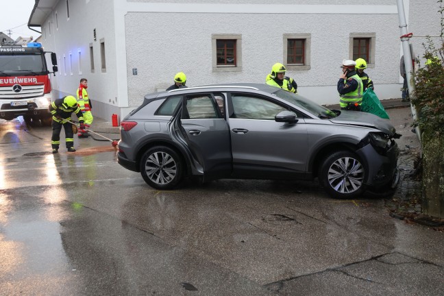 Kollision zweier Autos in einem Kreuzungsbereich in Pasching