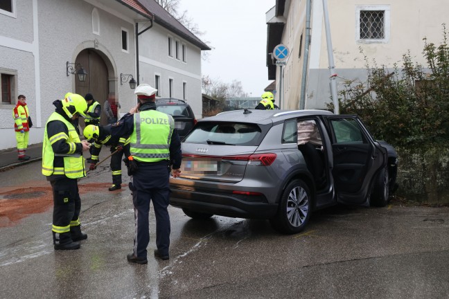 Kollision zweier Autos in einem Kreuzungsbereich in Pasching