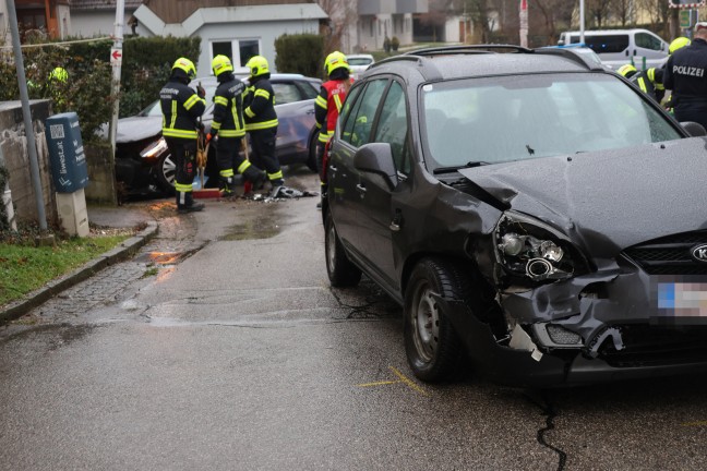 Kollision zweier Autos in einem Kreuzungsbereich in Pasching