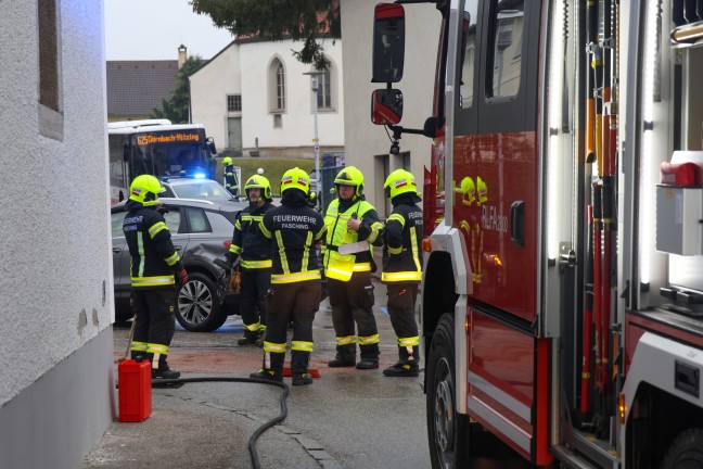 Kollision zweier Autos in einem Kreuzungsbereich in Pasching