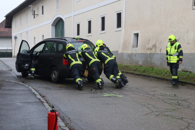 Kollision zweier Autos in einem Kreuzungsbereich in Pasching