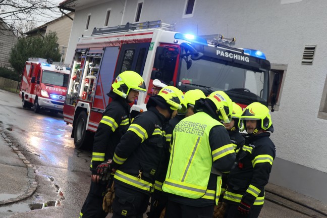 Kollision zweier Autos in einem Kreuzungsbereich in Pasching