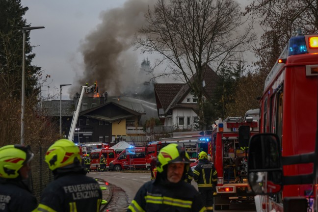 Grobrand bei einem Mehrparteienhaus in Seewalchen am Attersee