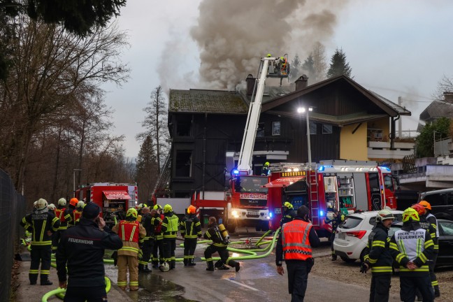 Grobrand bei einem Mehrparteienhaus in Seewalchen am Attersee