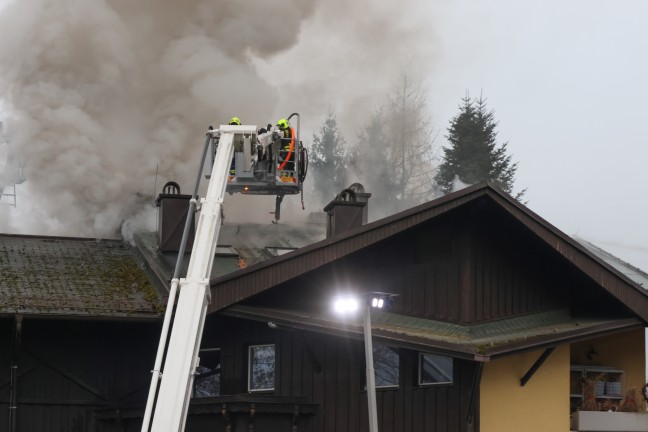 Grobrand bei einem Mehrparteienhaus in Seewalchen am Attersee