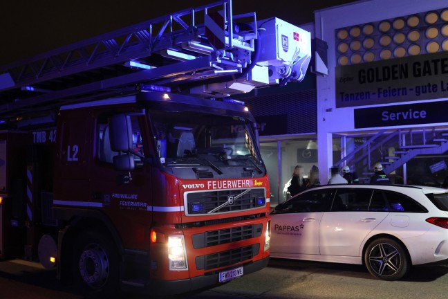 Brand eines Adventkranzes: Einsatz der Feuerwehr bei einem Autohaus in Wels-Vogelweide