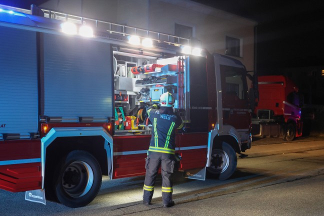 Brand eines Adventkranzes: Einsatz der Feuerwehr bei einem Autohaus in Wels-Vogelweide