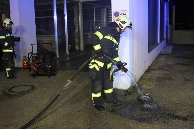 Brand eines Adventkranzes: Einsatz der Feuerwehr bei einem Autohaus in Wels-Vogelweide