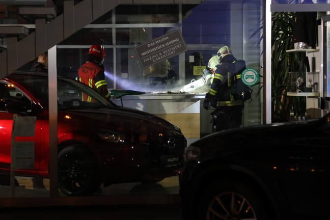 Brand eines Adventkranzes: Einsatz der Feuerwehr bei einem Autohaus in Wels-Vogelweide