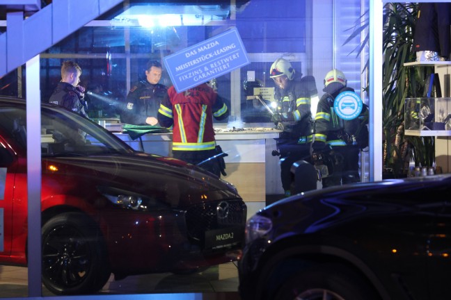 Brand eines Adventkranzes: Einsatz der Feuerwehr bei einem Autohaus in Wels-Vogelweide