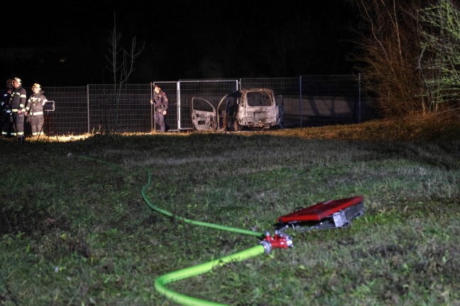 	Auto in Vollbrand: Vermutlich gestohlener PKW in Wels-Waidhausen offenbar in Brand gesteckt