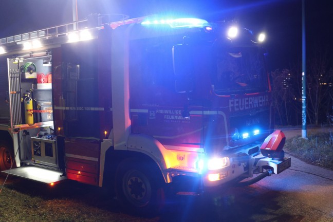 	Auto in Vollbrand: Vermutlich gestohlener PKW in Wels-Waidhausen offenbar in Brand gesteckt