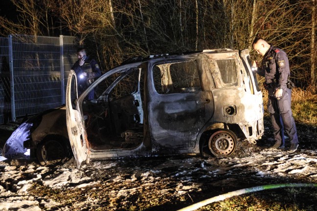 	Auto in Vollbrand: Vermutlich gestohlener PKW in Wels-Waidhausen offenbar in Brand gesteckt