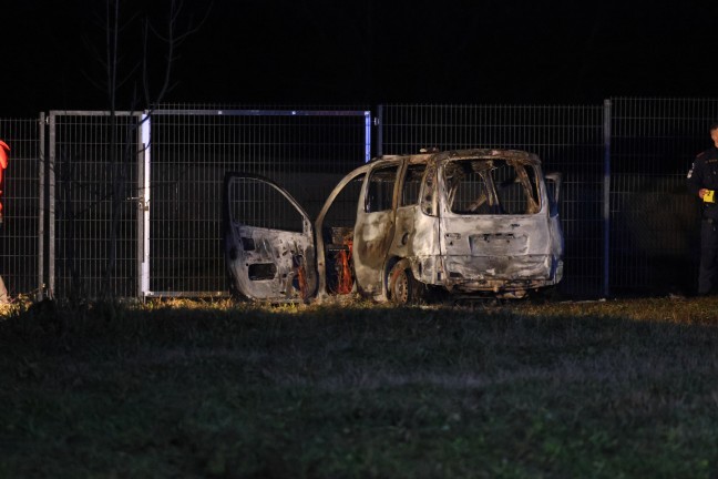 	Auto in Vollbrand: Vermutlich gestohlener PKW in Wels-Waidhausen offenbar in Brand gesteckt