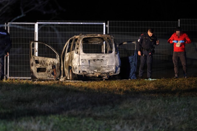 	Auto in Vollbrand: Vermutlich gestohlener PKW in Wels-Waidhausen offenbar in Brand gesteckt