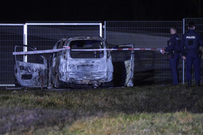 	Auto in Vollbrand: Vermutlich gestohlener PKW in Wels-Waidhausen offenbar in Brand gesteckt