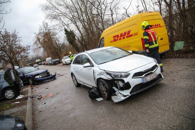 	Grerer Betriebsmittelaustritt nach Verkehrsunfall zwischen zwei PKW in Marchtrenk