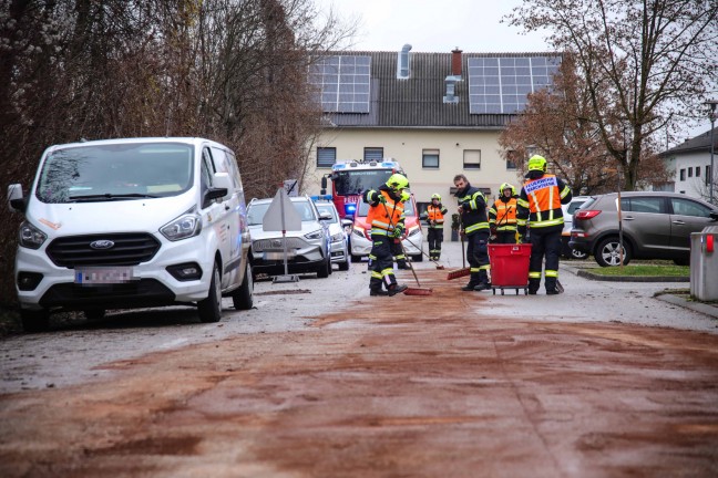 	Grerer Betriebsmittelaustritt nach Verkehrsunfall zwischen zwei PKW in Marchtrenk