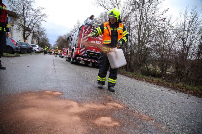 	Grerer Betriebsmittelaustritt nach Verkehrsunfall zwischen zwei PKW in Marchtrenk