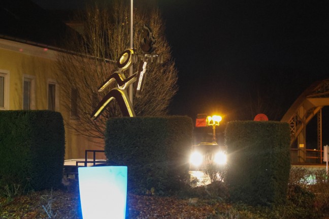 	Fackelreste: Feuerwehr zu brennender Kreisverkehr-Statue nach Thalheim bei Wels alarmiert