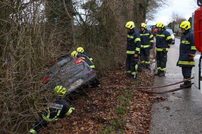 	Personenrettung: Auto bei Rckwrtseinparkversuch in Steinhaus in einer Bschung gelandet