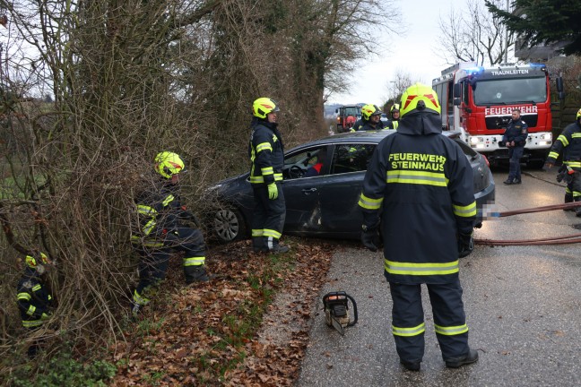 	Personenrettung: Auto bei Rckwrtseinparkversuch in Steinhaus in einer Bschung gelandet