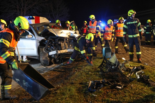 	Vier teils Schwerverletzte bei schwerem Kreuzungscrash auf Pyhrnpassstrae in Steinhaus