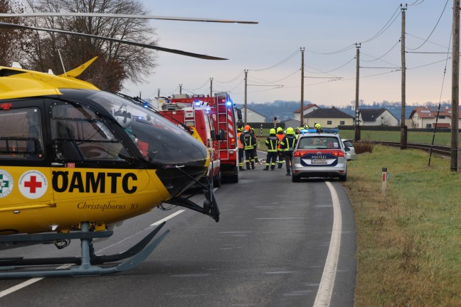 	Fahrertre herausgerissen: Frontalcrash auf Eferdinger Strae bei Alkoven fordert zwei Verletzte