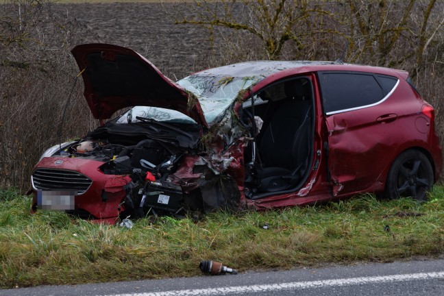 	Fahrertre herausgerissen: Frontalcrash auf Eferdinger Strae bei Alkoven fordert zwei Verletzte