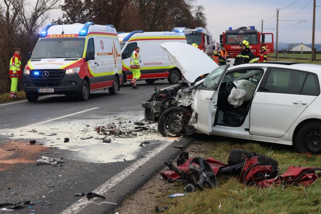 	Fahrertre herausgerissen: Frontalcrash auf Eferdinger Strae bei Alkoven fordert zwei Verletzte